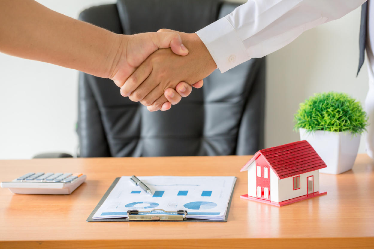 1613565841_archive_hands_of_agent_and_client_shaking_hands_after_signed_contract_buy_new_apartment_rz1250